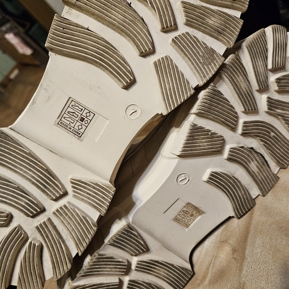 Pretty Little Thing Cream Pu Croc Chunky Sole Chelsea Ankle Boots - Picture 3 of 8